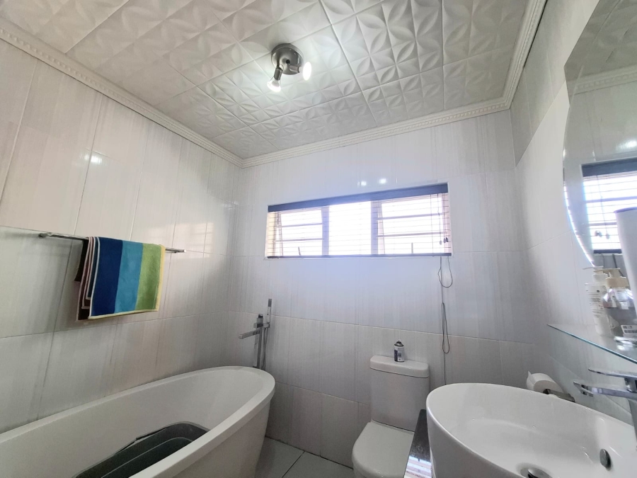 5 Bedroom Property for Sale in Gonubie Eastern Cape